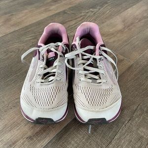 Women Altra intuition 4 Running Shoe US size 8